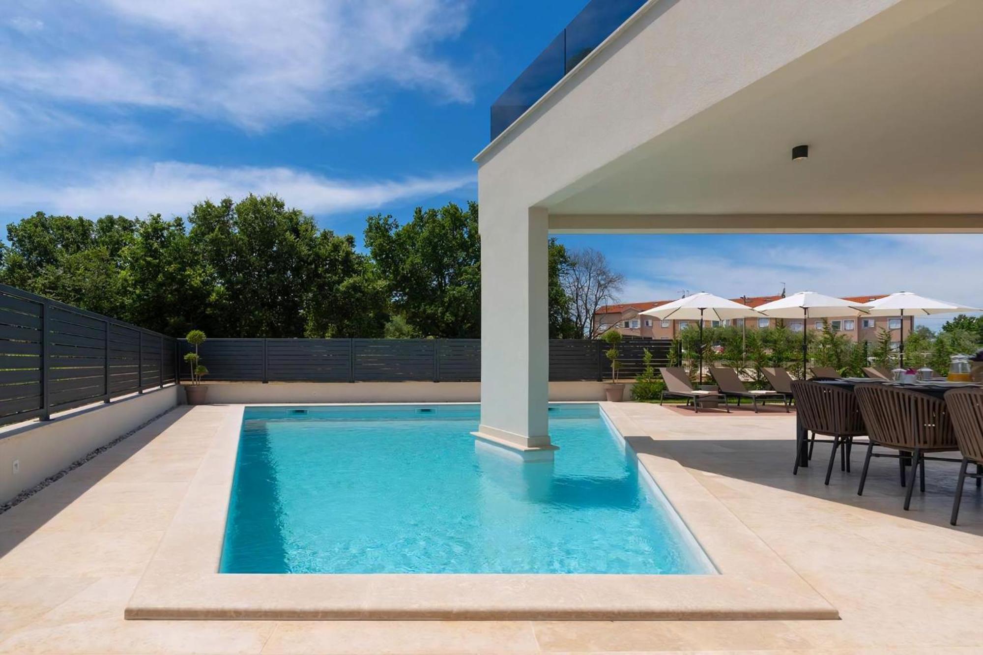 Luxurioese Villa Perla Mit Pool Und Jacuzzi 波雷奇 外观 照片